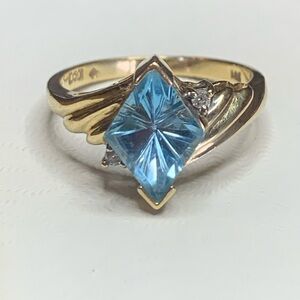 10kt Gold Topaz and Diamond Gemstone Ring! Stunning!😍